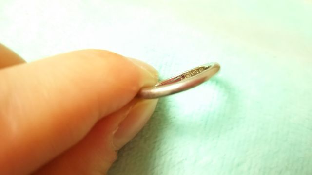 中に結婚月の誕生石ルビーを入れてもらいました。