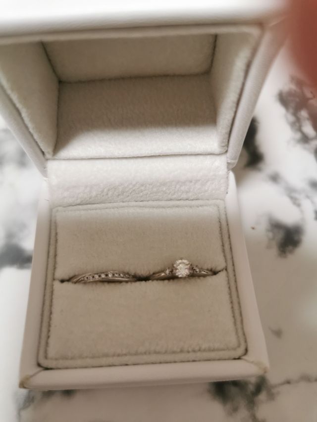婚約指輪、婚約指輪をセットでつけてもいいように似たデザイン