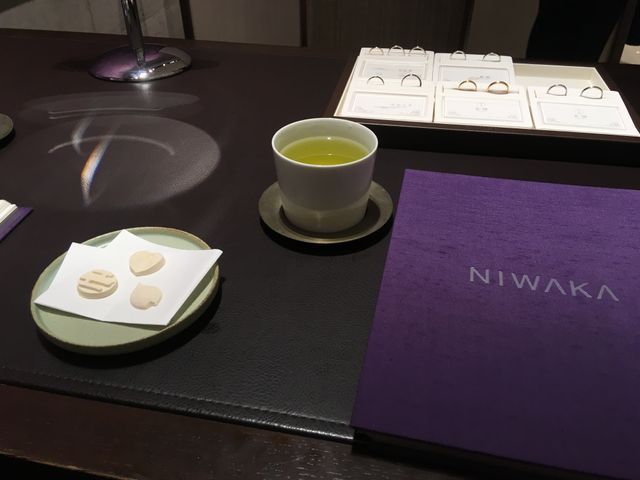 京都本店は美しい建築の中でお茶や菓子とゆったりと試着できます