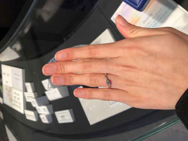 指にはめてみるとこんな感じでウェーブが馴染んで良かったです。