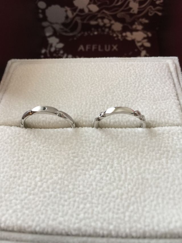 指輪の下の面を見せて写しています。シンプルなデザインです。