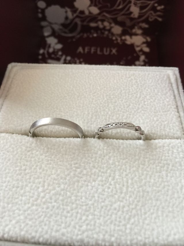 指輪の上の面を写しています。男性はつや消し女性はダイヤ