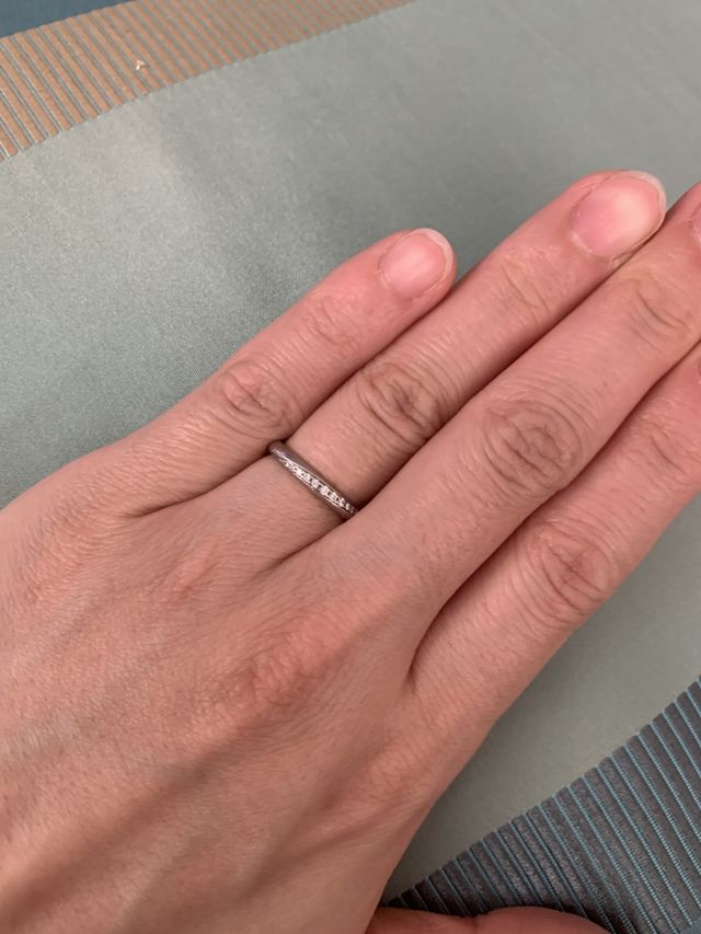 ダイヤが斜めに入っていて自然に煌めきが演出されています。