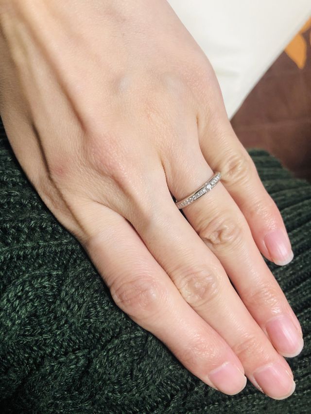 薬指に装着したところ