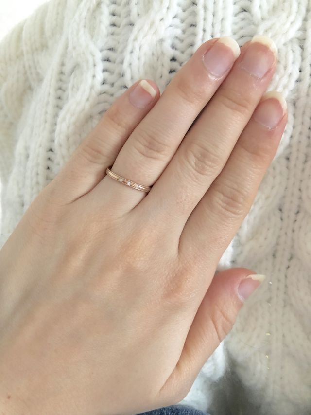 ピンクゴールドでダイヤ3つ、フチはミル打ち加工してます。