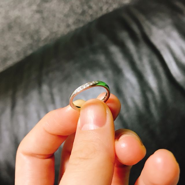 リングの裏に直筆のメッセージや誕生石を入れることができます。