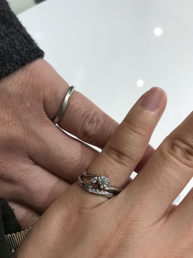 結婚指輪は花のイメージで可愛らしい