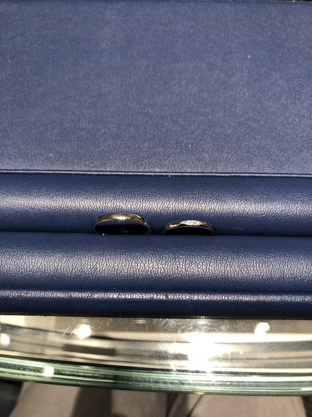 左新郎、右新婦のどちらもプラチナリングです。