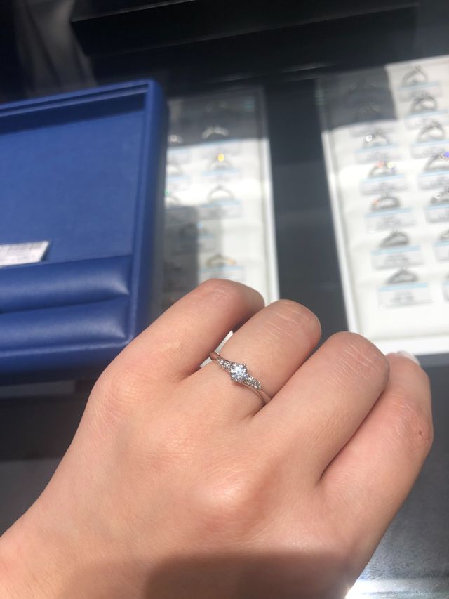 指に合うデザインを探すため試着してもらいました。