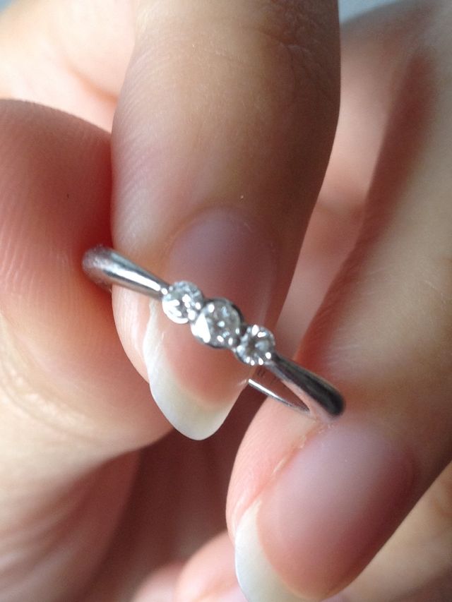 ダイヤが３つ連なっています。