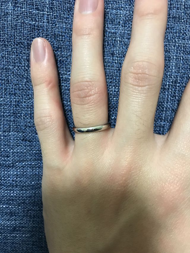 左手、男性の薬指です。フィット感と程よい幅(2.5ミリ)