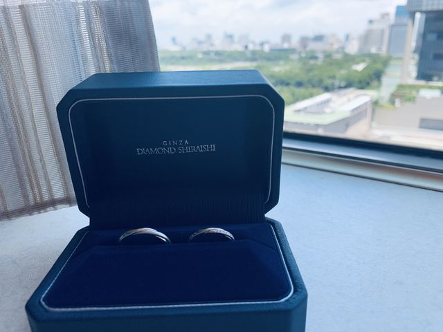 指輪を受け取った日
新婦のダイヤの部分を新郎はマット加工に。
