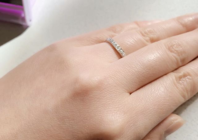 ハーフエタニティのような感じでとてもキラキラ輝いています。