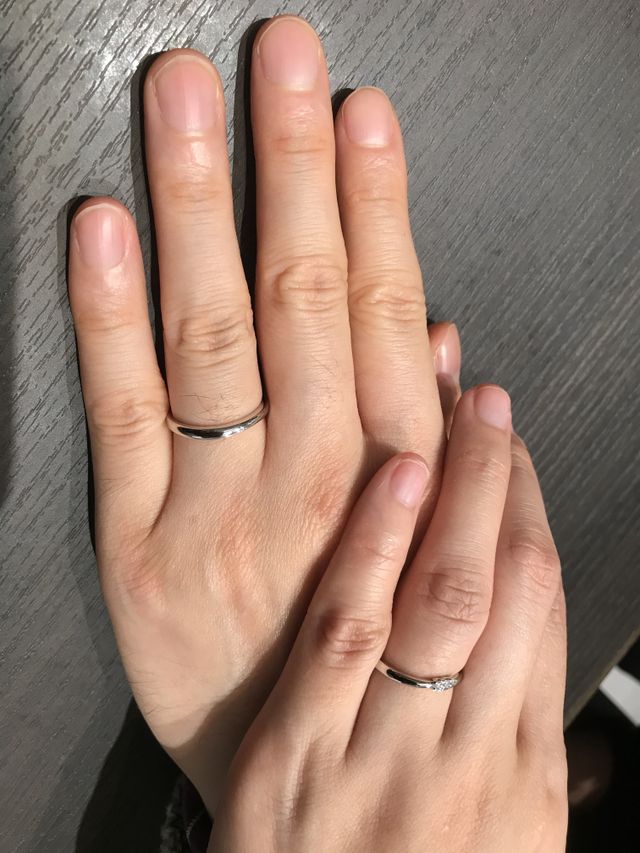 結婚指輪を受け取った際に、お店の方に撮っていただいた写真