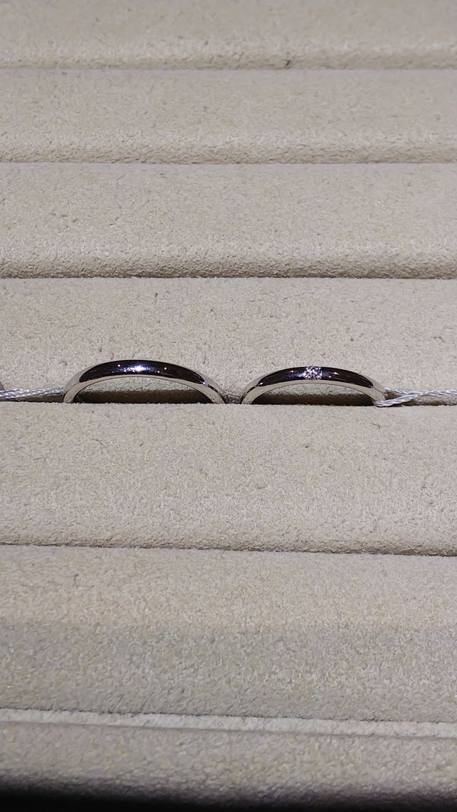 シンプルで細身のストレートな指輪です。