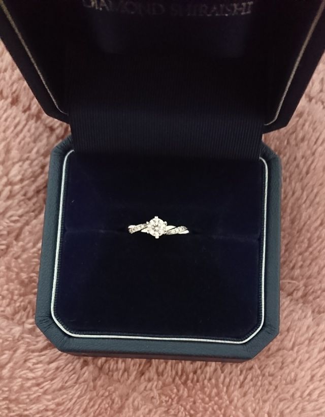 とても綺麗で素敵な指輪です。