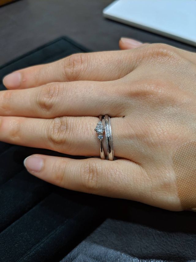結婚指輪のふちのミル打ちは、すべて職人さんが仕上げたもの。