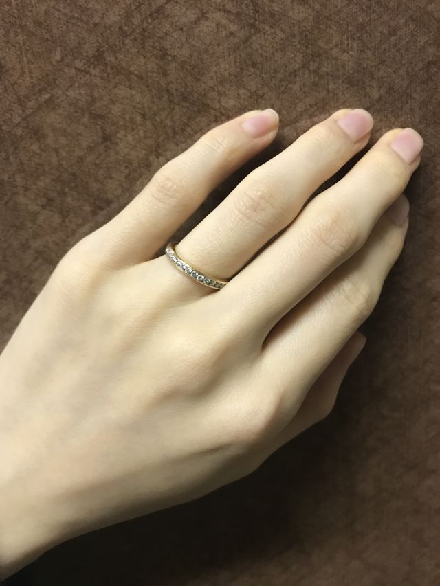 着用すると、半周入っているダイヤモンドが綺麗に見えます！