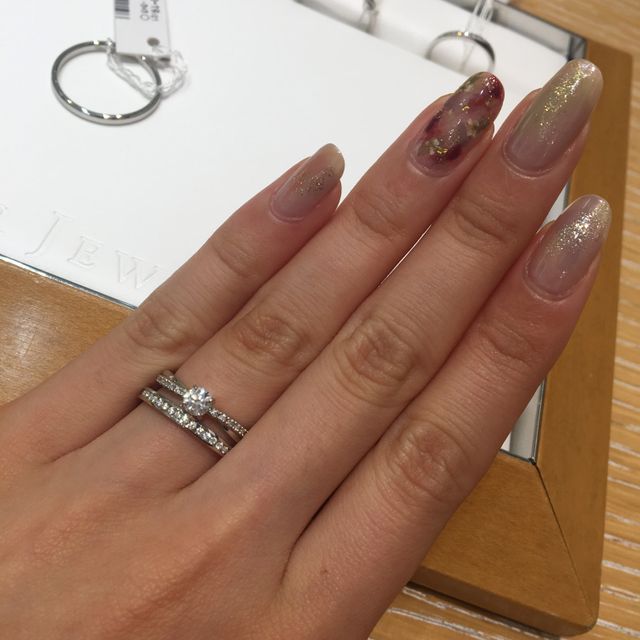 婚約指輪と合わせても可愛かったです。