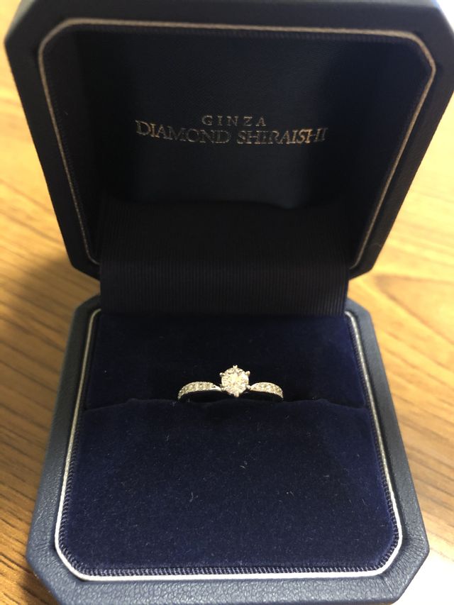 ダイヤモンドの輝きとリングのデザインがお気に入りです。