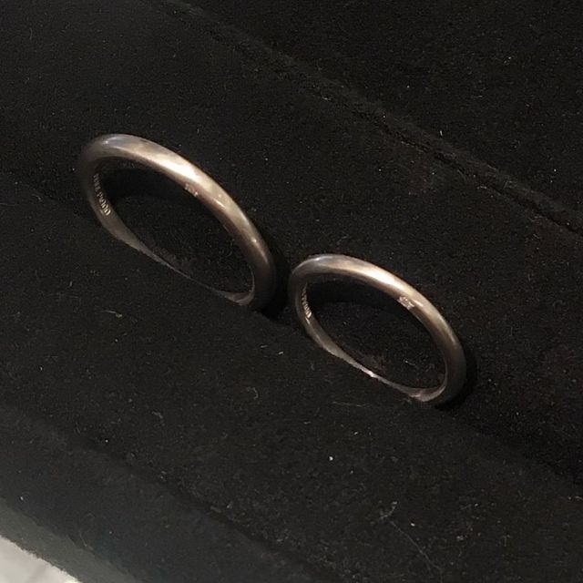 側面にストーンと文字を入れられます