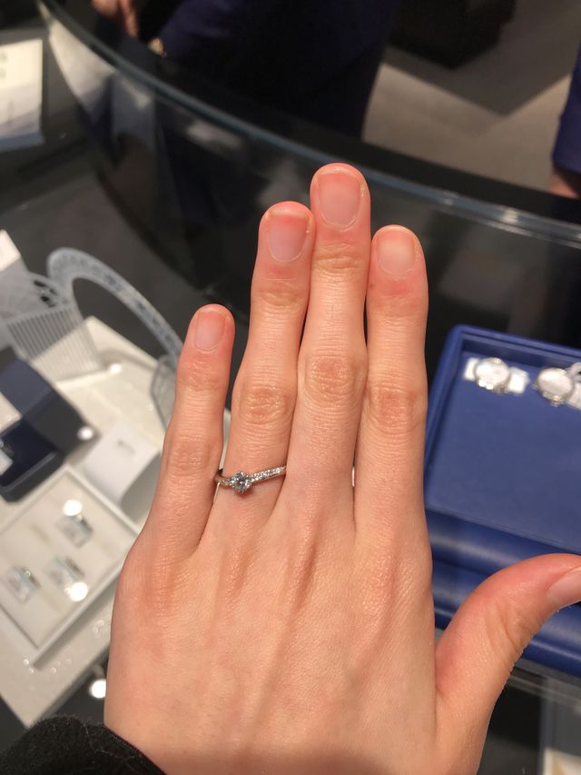 指にはめてみました。