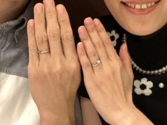 出来上がった婚約&結婚指輪を2人で初めて着けた記念の写真。