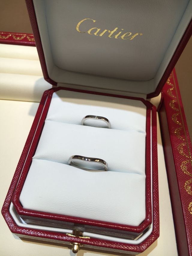 女性用はダイヤが計3つ入っています。男性用はなしです。