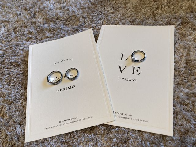 左が結婚指輪で、右が婚約指輪です。