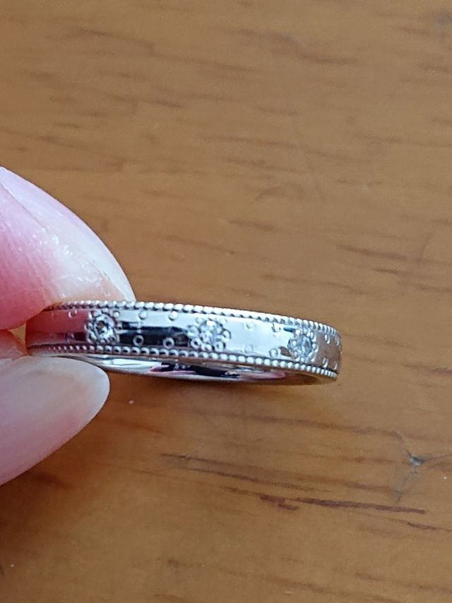 ミニアチュール=綿密画という意味。繊細なミル打ちに一目惚れ。