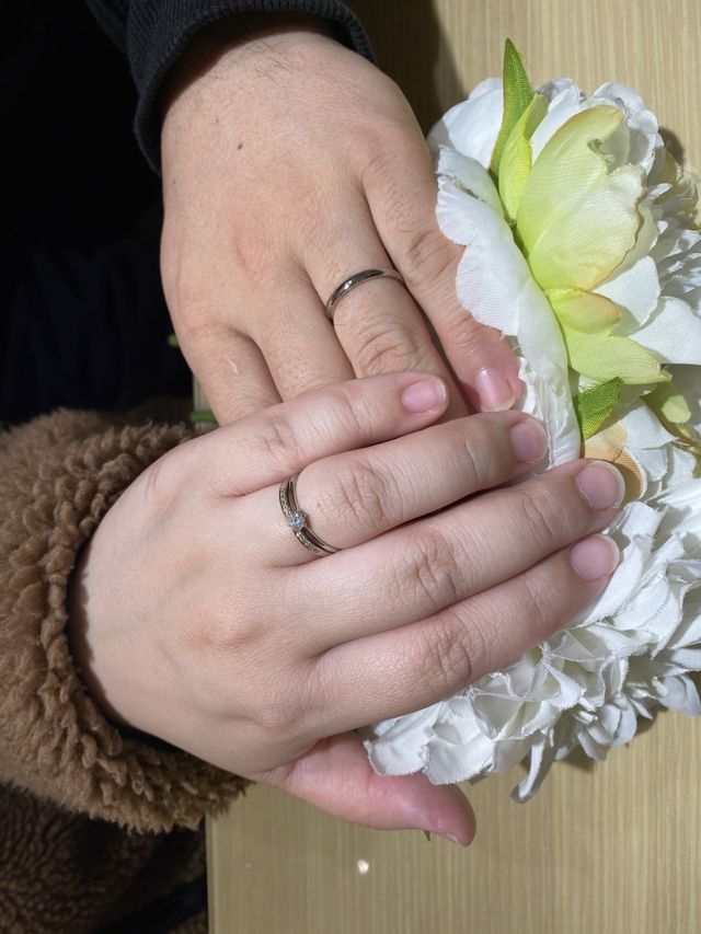 婚約指輪と一緒に合わせても違和感ないデザイン！