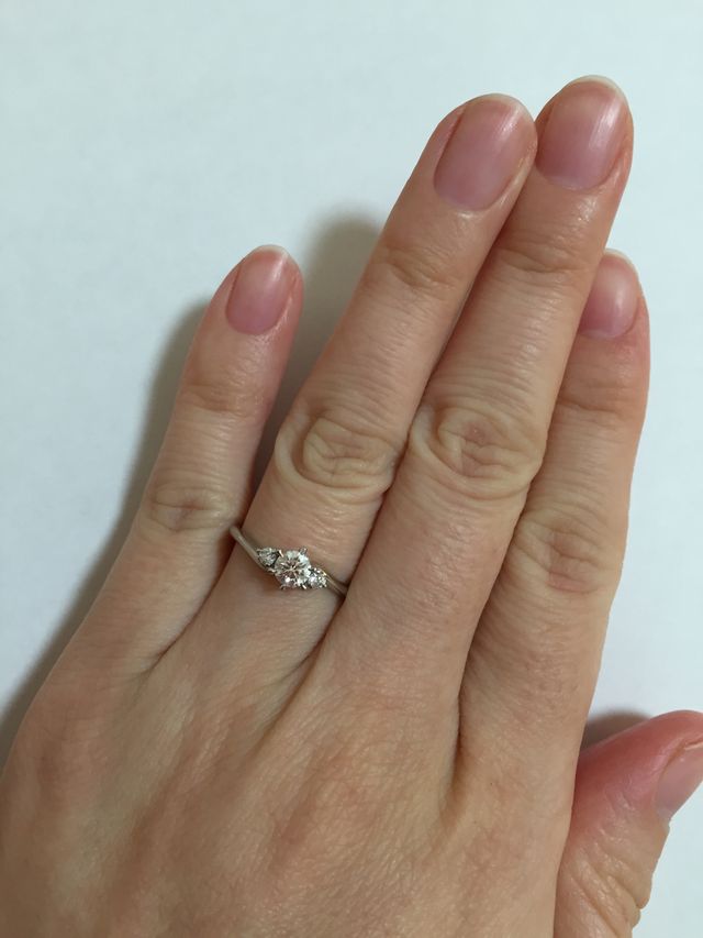 中央のダイヤモンドの他にサイドにもダイヤモンドがあります。