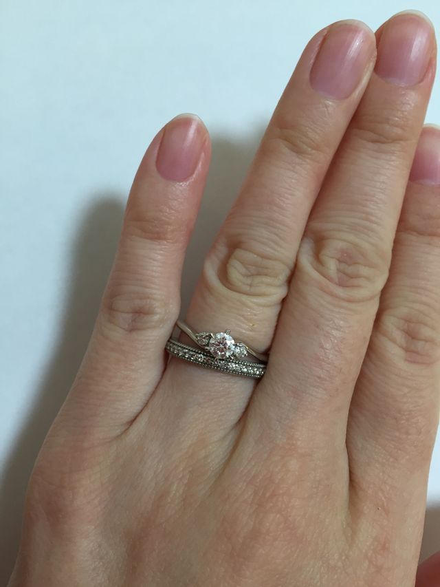 アイプリモで購入した婚約指輪と重ね付けした写真です。