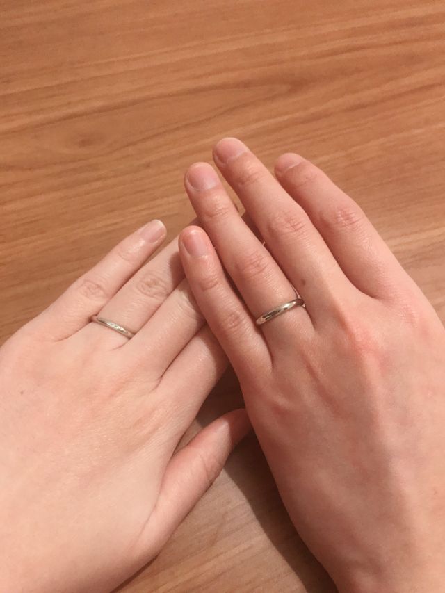 3石のダイアモンドがキラキラしてとても綺麗です。