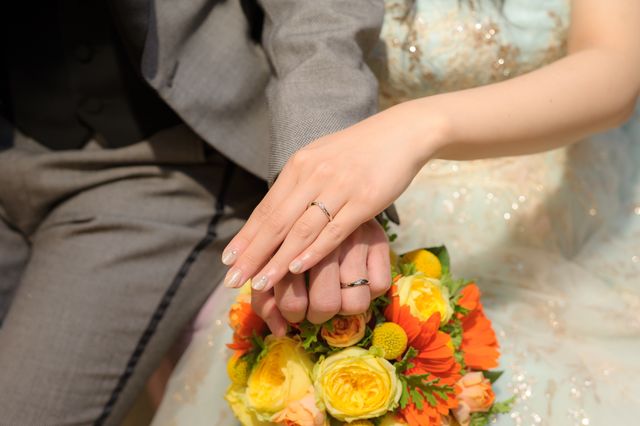 結婚式当日にカメラマンによる撮影。男性女性用の結婚指輪。
