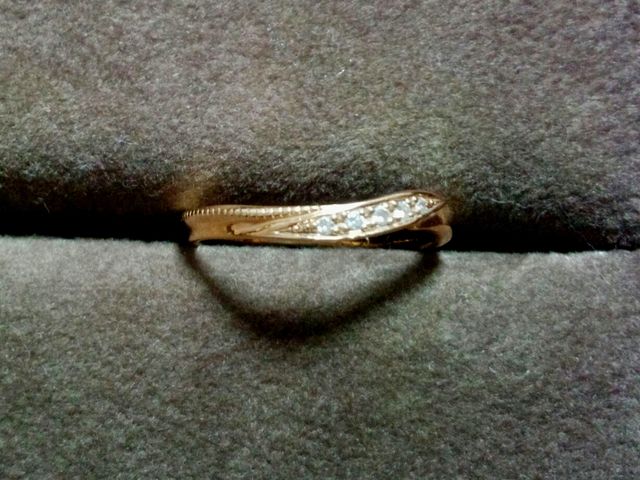 ひねりの効いたデザインでミル打ちとダイヤが映えます