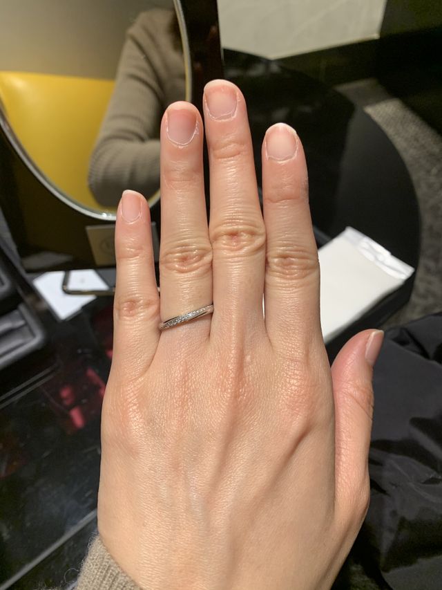 ストレートのデザインで、斜めにダイヤモンドが入ってます。