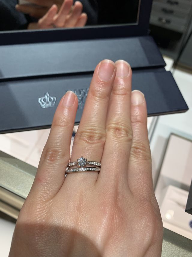 一粒＋メレダイヤの入ったデザインです。