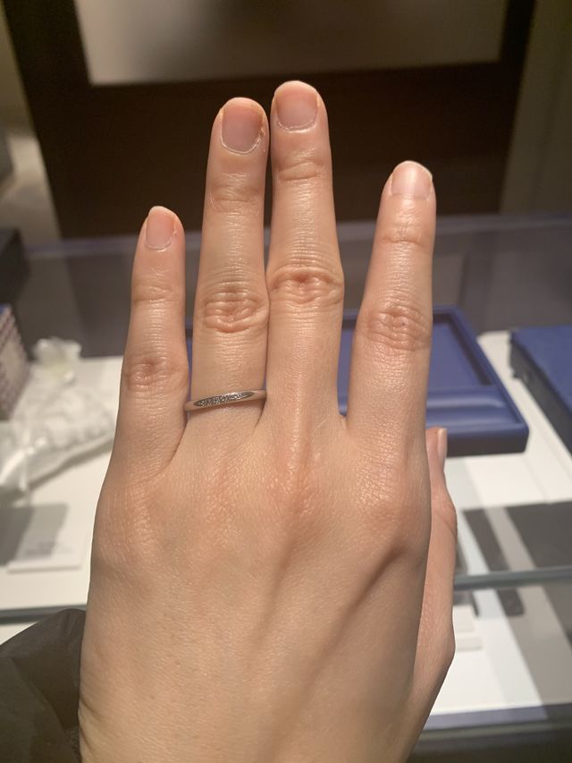 小さなダイヤモンドが入ったデザインです。