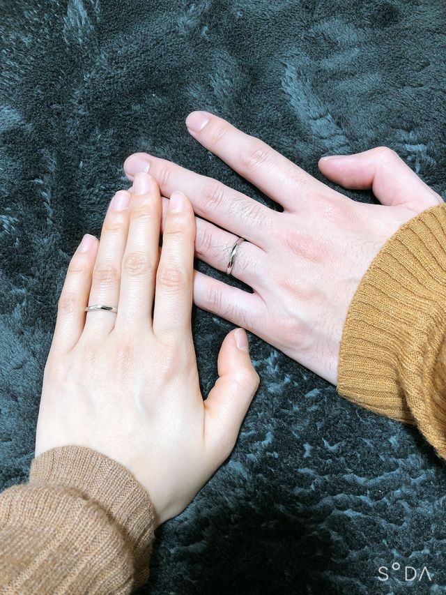 2人ともウェーブ、新婦のものはダイヤが3つ入っているものです