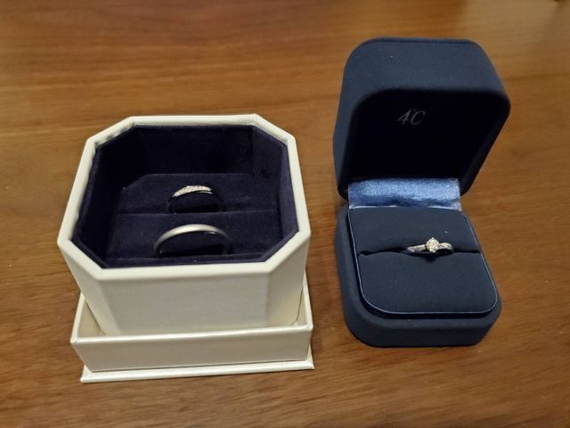 新郎のつや消し加工、ダイヤのシンプルさが気に入っています。