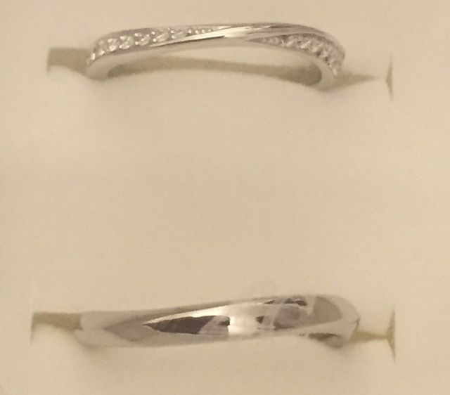 ボックス収納時（上がレディース結婚指輪）