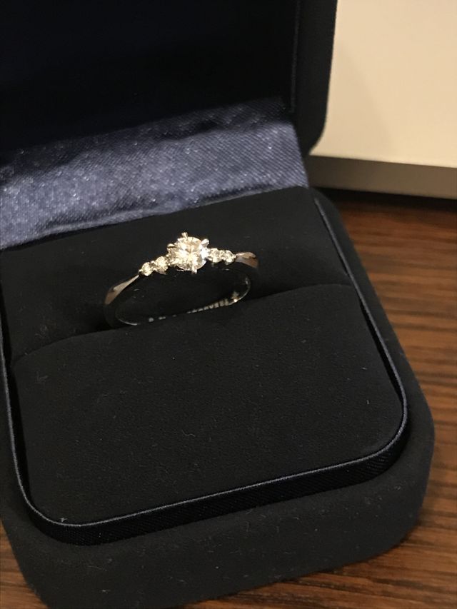 婚約指輪（ケース収納時）