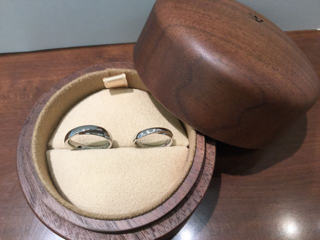 リングケースはくるみの木でできておりとても気に入っています。