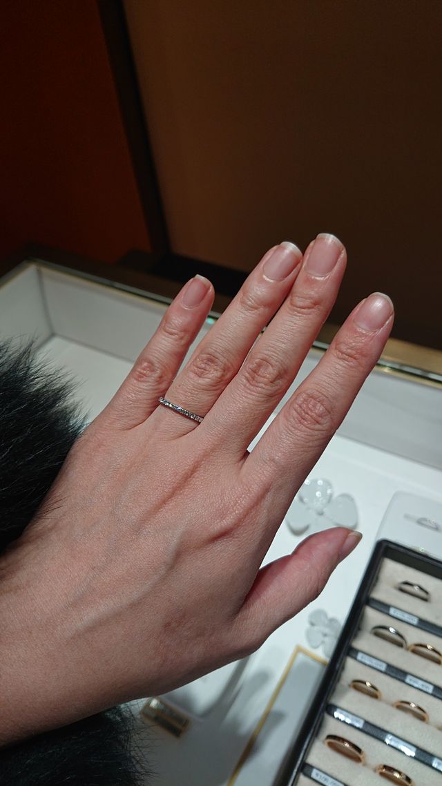 結婚指輪。ペアのメンズがないため、ペアでのデザインは不可。