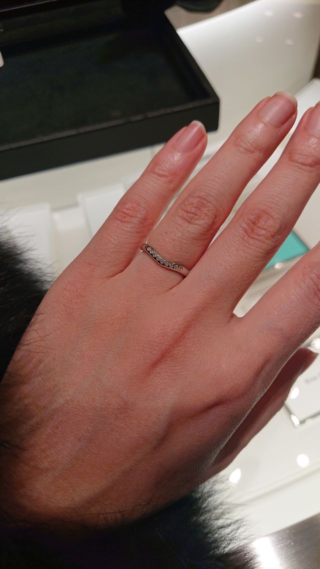 九つのダイアモンドがついたマリッジリング