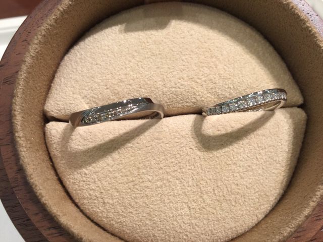 くるみのリングケースに入っていて、温かみが感じられます。