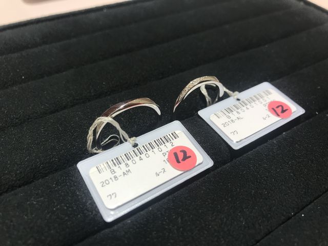 男性用はウェーブカット、女性用は斜めダイヤモンドのデザイン