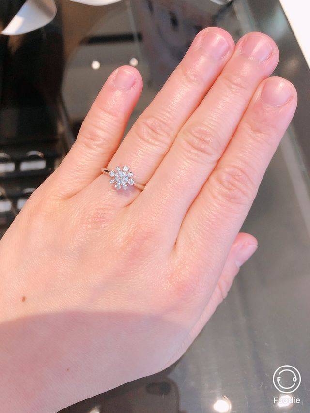 ダイヤモンドの周りをフラワーのようなモチーフで覆っています。