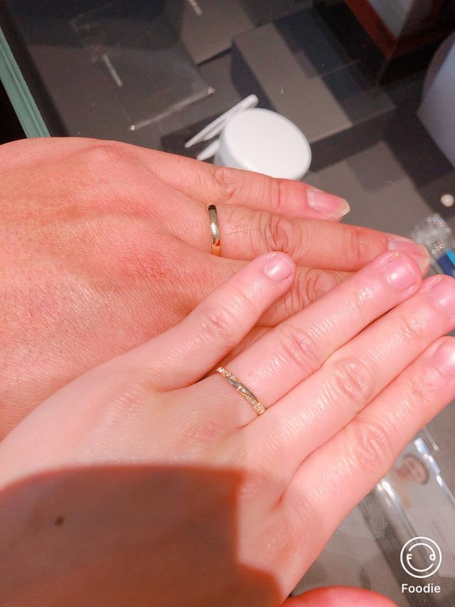 色はゴールドで、女性の指輪にはダイヤモンドが刻まれています。